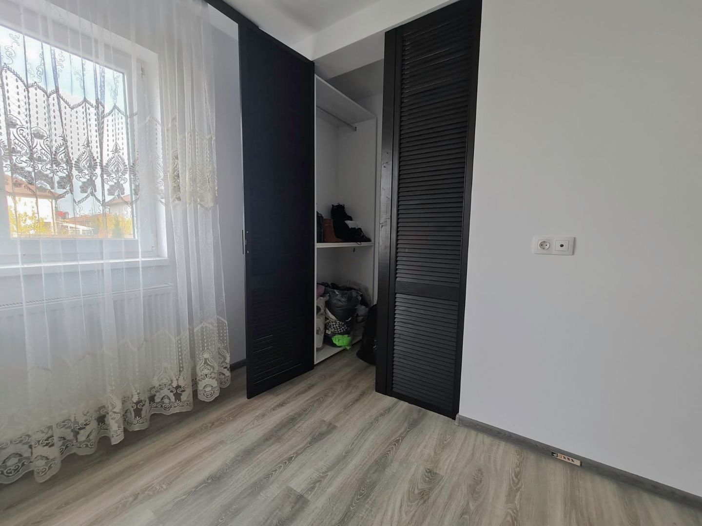 Apartament nou, mobilat și utilat - 3 camere, 2 bai și curte - Poză 23