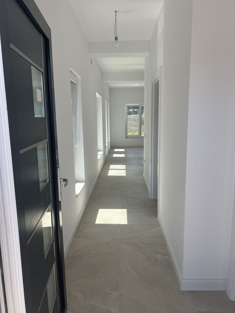 Jumătate de duplex premium, 120 mp utili, teren 256 mp, garaj și 3 dor - Poză 2