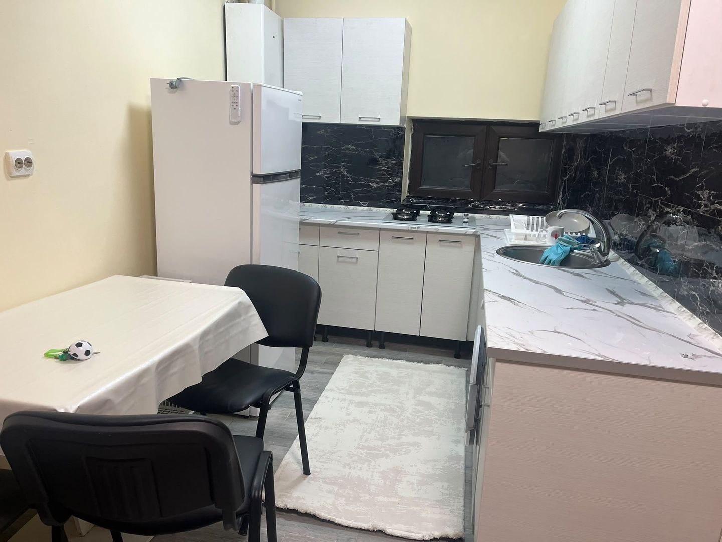 Apartament 2 camere, de inchiriat+ loc de parcare si terasa in curte - Poză 4