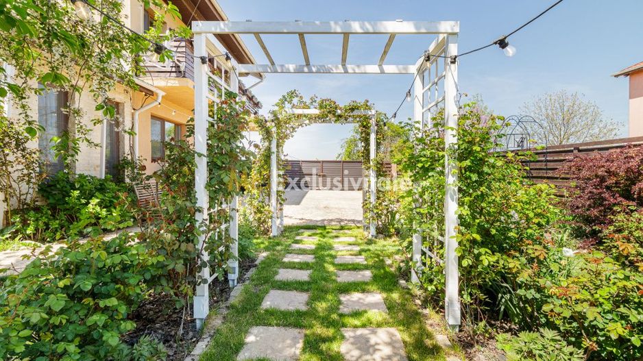 Casa cu suflet si gradina spectaculoasa - Poză 2