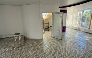 Imobil cu 8 camere, terasă de 60 mp, situat în centrul orașului - Poză 4