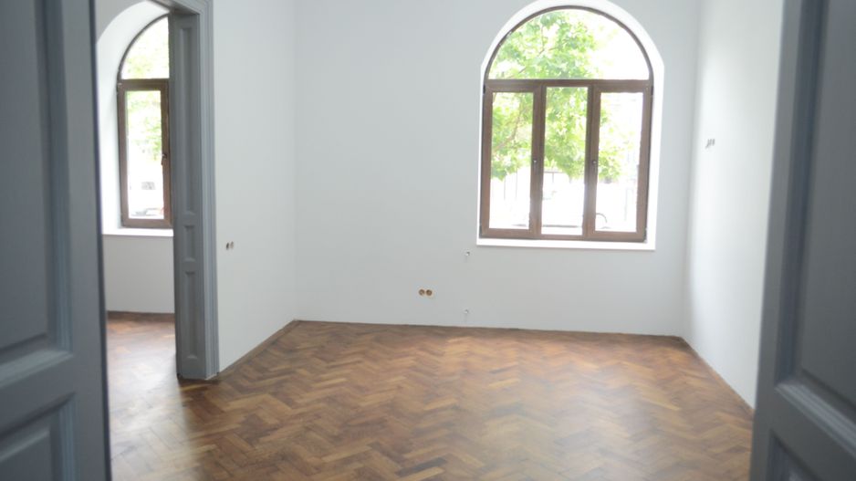 Apartament renovat in cladire interbelica, zona centrala - Poză 3