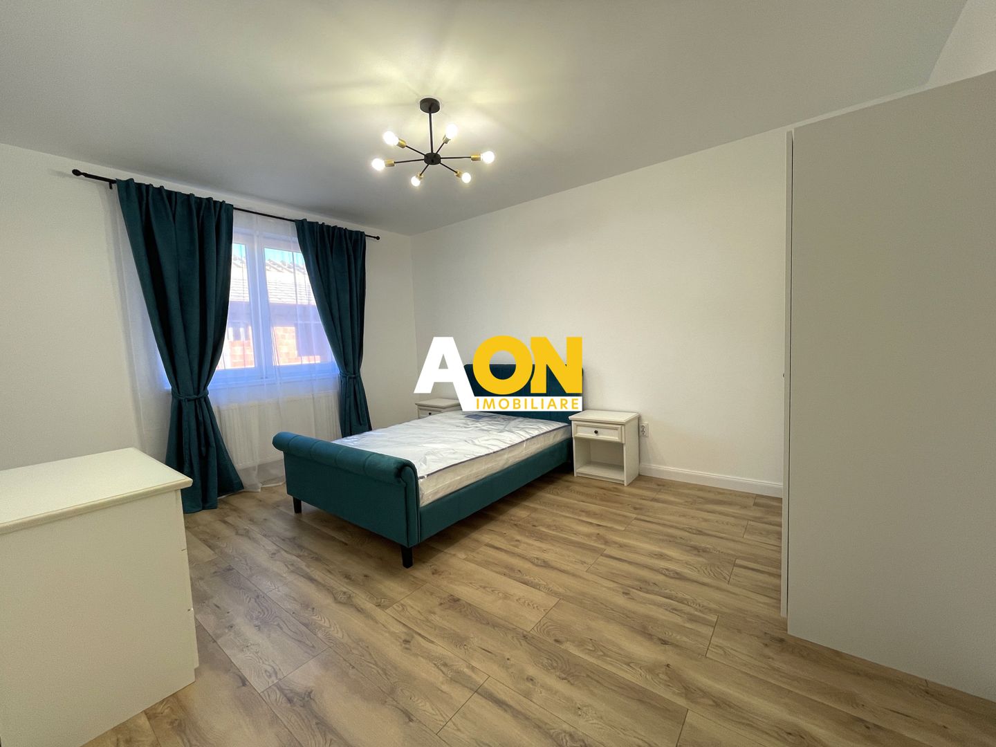 Apartament cu 3 camere, balcon si scara interioara - Poză 4