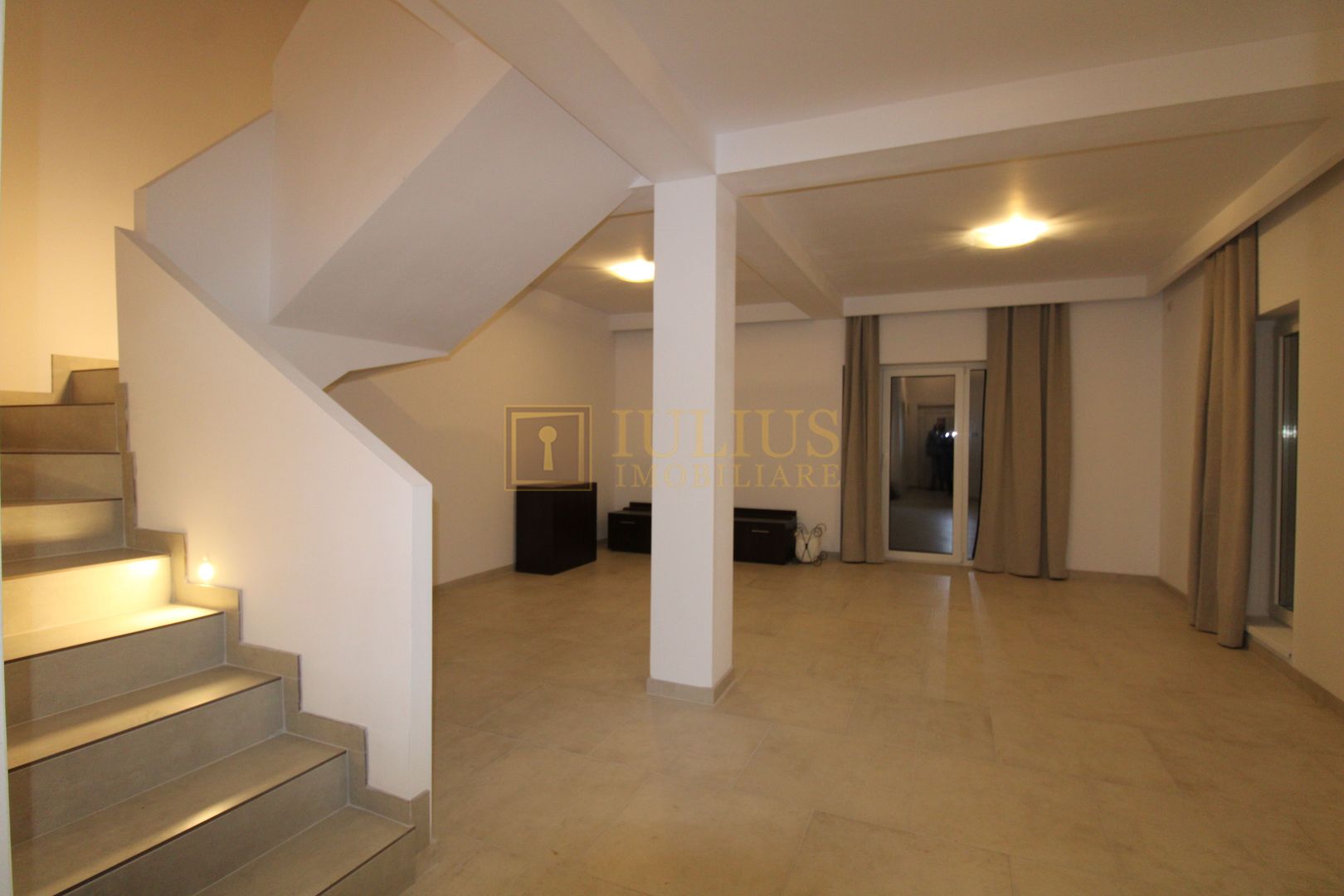 Casa parter + etaj, 3 camere 2 bai terasa gradina gazon prima inchiriere - Poză 1