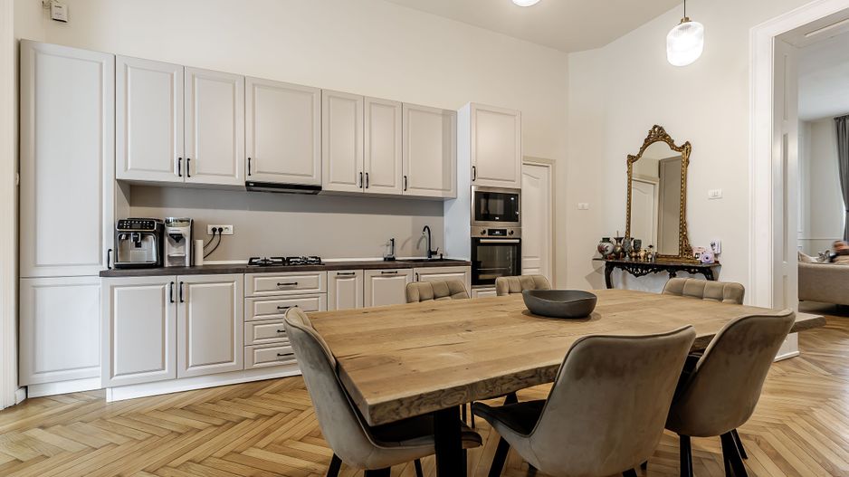PROPRIETATE VÂNDUTĂ Apartament premium cu 3 camere Ultracentral - Poză 3
