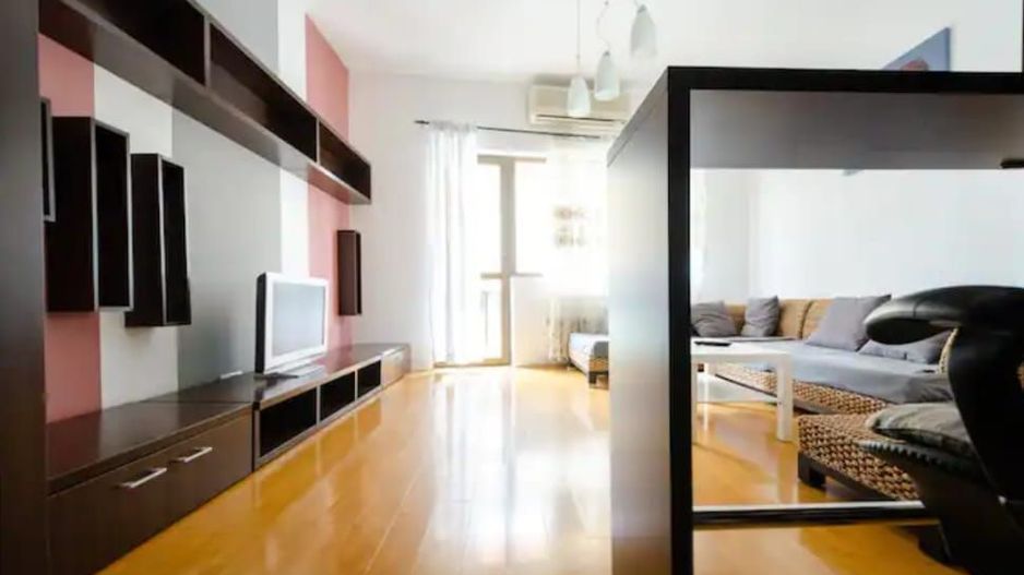 Ag BRASADAS închiriază ap 2 cam etaj 1/2 zona ULTRACENTRALA. - Poză 1