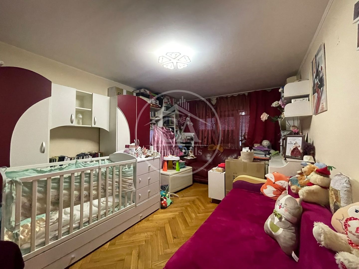 Apartament cu 3 camere de vânzare în zona Rogerius, Oradea - Poză 1