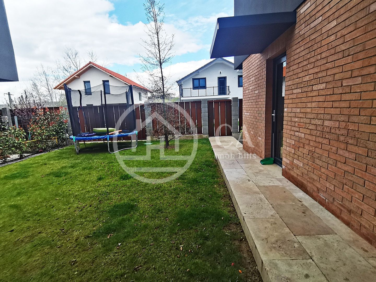 Casă de vânzare stil mediteranean cu 5 camere in Tineretului, Oradea - Poză 2