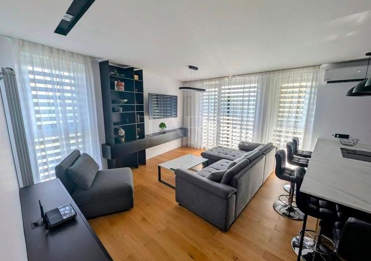 Apartament spațios și modern în Borhanci - Poză 3