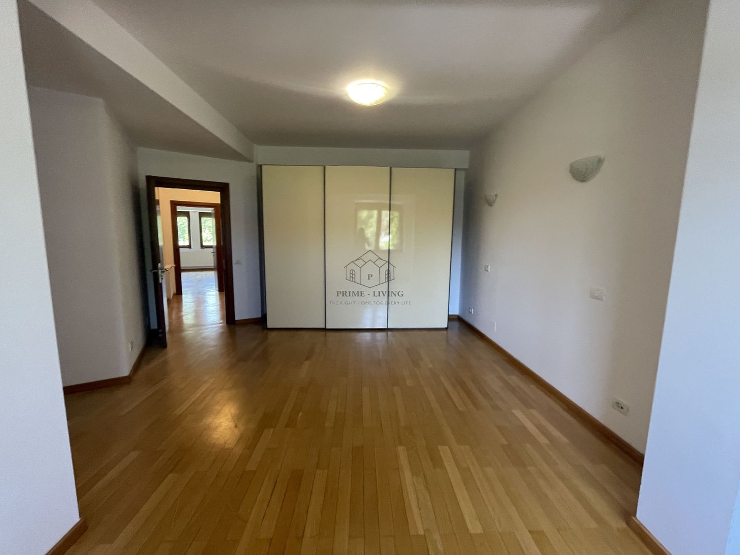 VILA CU 5 DORMITOARE IN COMPLEX REZIDENTIAL - Poză 12