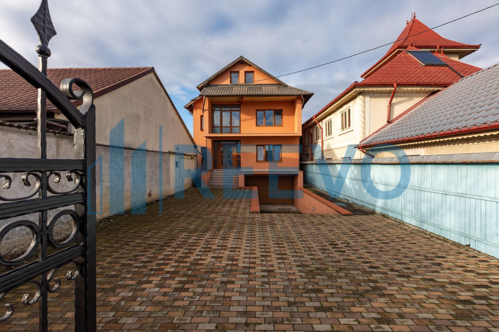 Vilă modernă în Cartierul CFR, cu mansardă și garaj - Poză 1