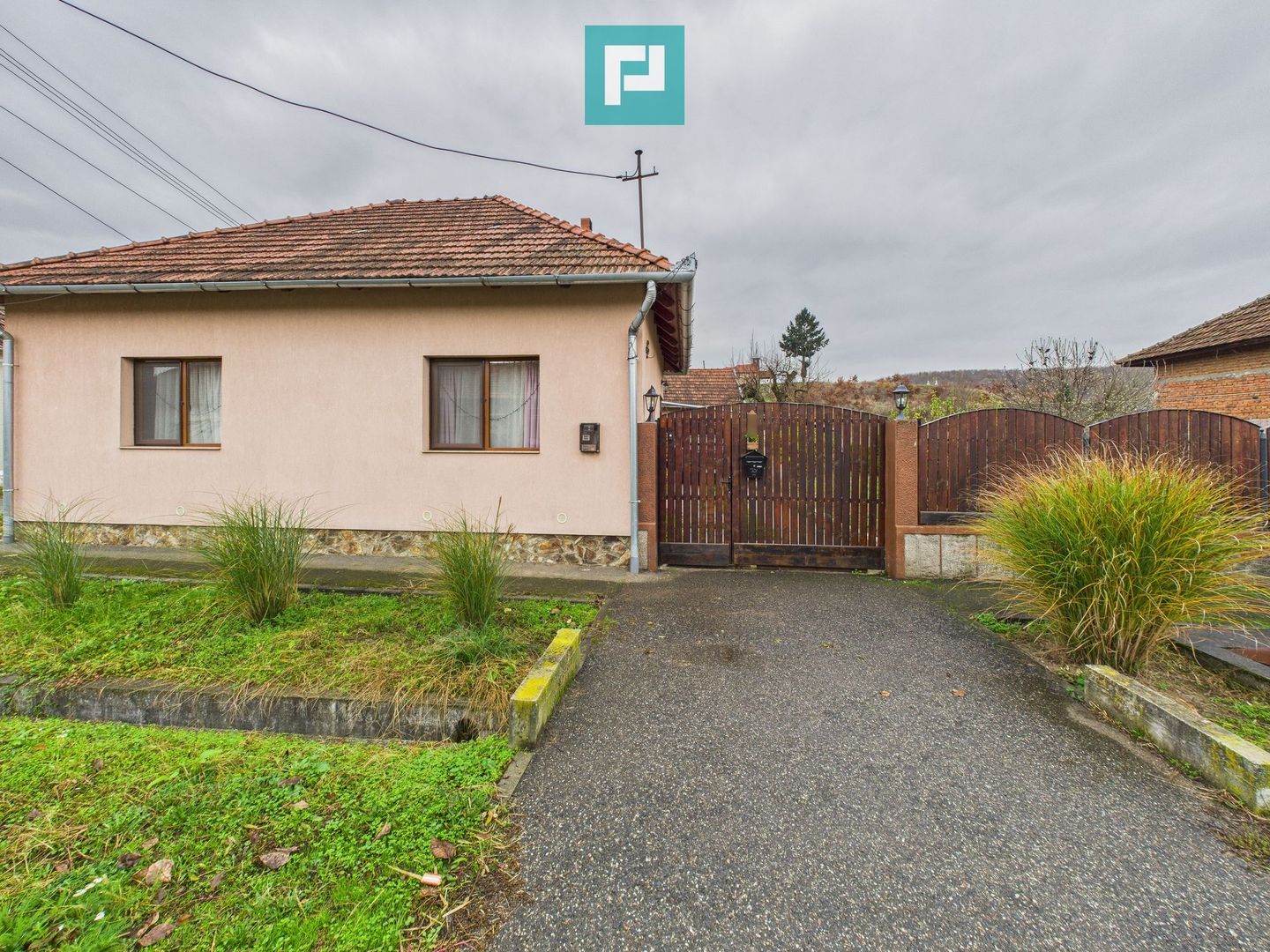 Casă renovată în localitatea Comănești, Arad - Poză 1