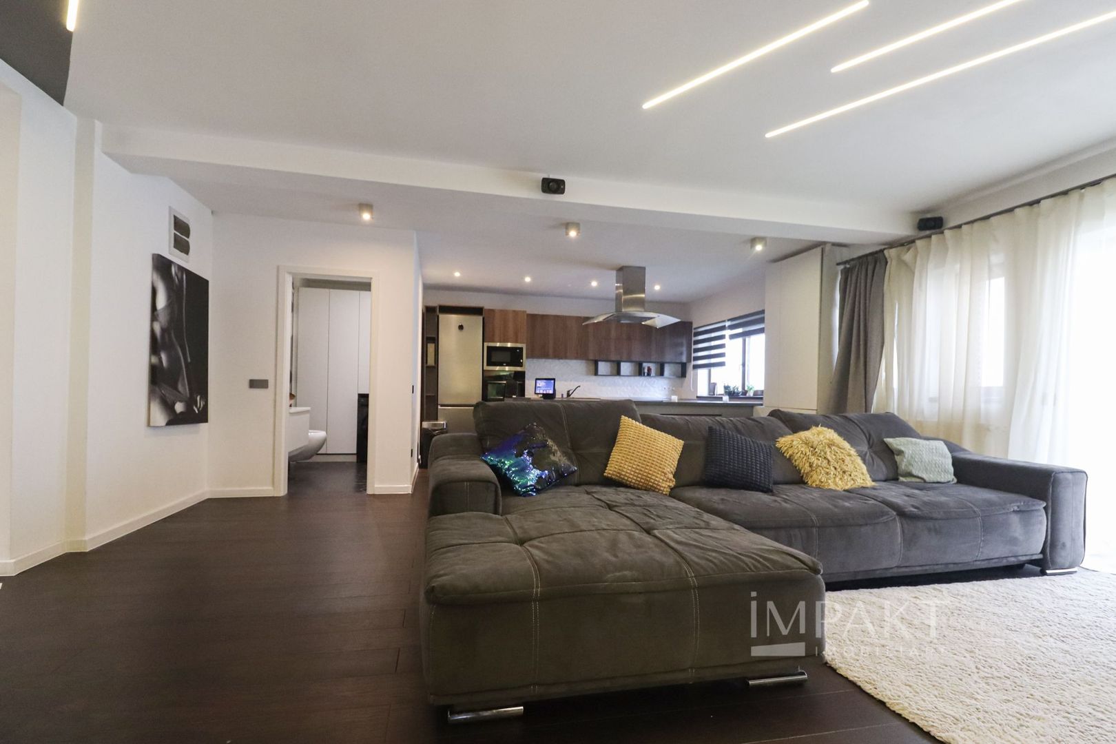 Apartament spatios cu balcon si terasa, complet mobilat, Europa! - Poză 3