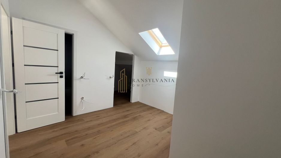 Apartament 4 camere, suprafata generoasa - Poză 10