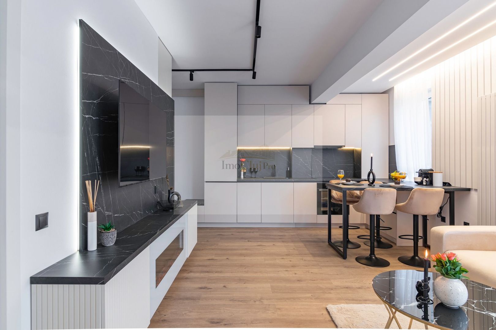 🌟 Apartament vanzare 2 camere, ultrafinisat, parcare, zonă centrală - Poză 1