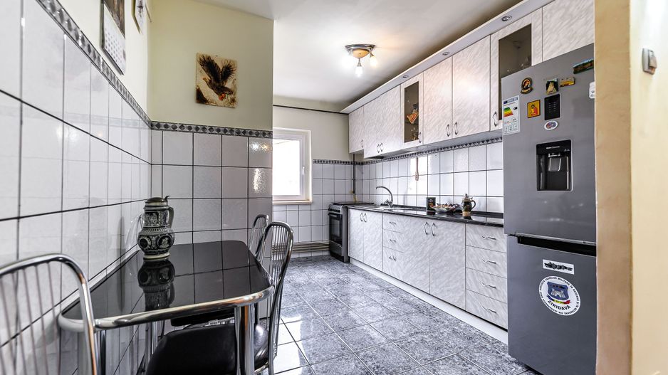 Apartament cu 3 camere decomandat la etajul 3 - Poză 1