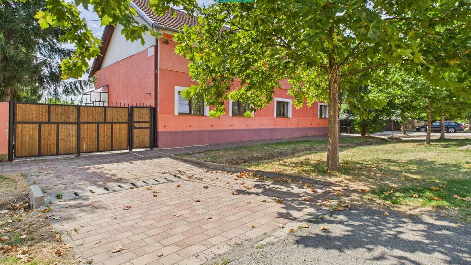 Casă cu 6 camere în Sânicolau Mare Timiș - Poză 3