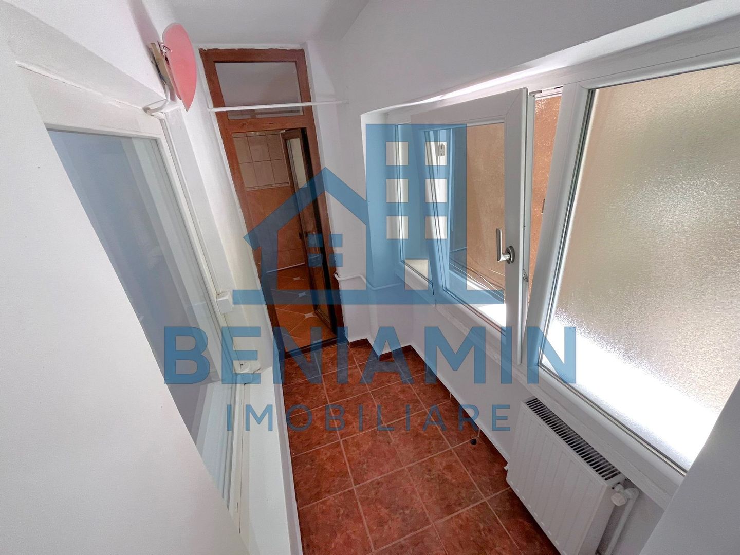 3 camere decomandat la etajul 1 in 1 Mai an 1985 centrala - Poză 5