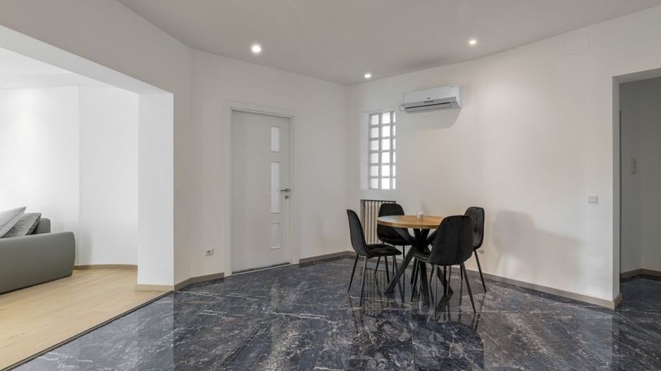 De vanzare apartament stradal Bd. Magheru - Poză 1