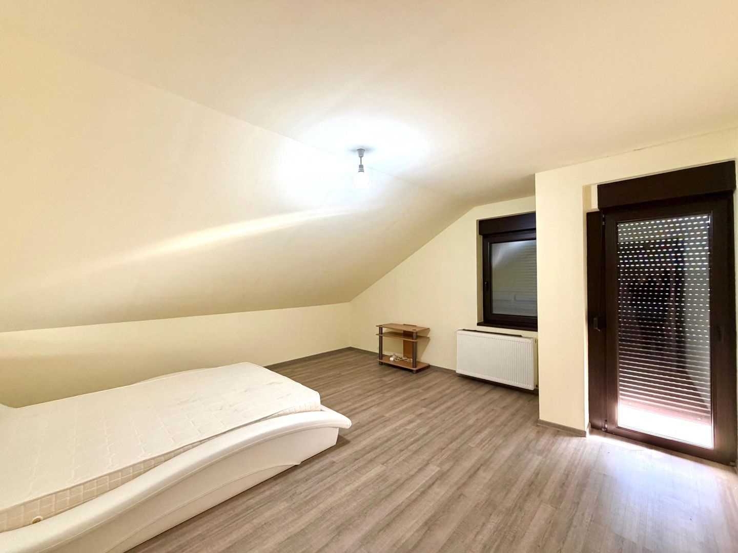 1100 e/ mp - Casa individuala  - 700 mp teren - la asfalt - Sacalaz - Poză 14