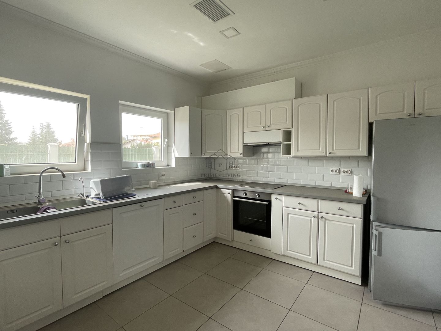 VILA SPATIOASA LA INCHIRIERE IN ZONA PIPERA LANGA SCOLI - Poză 3