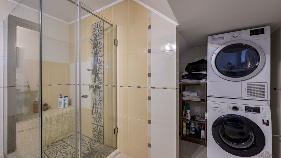 Vilă renovată P+1+M  | Foișor vitrat, grădină și jacuzzi - Poză 33