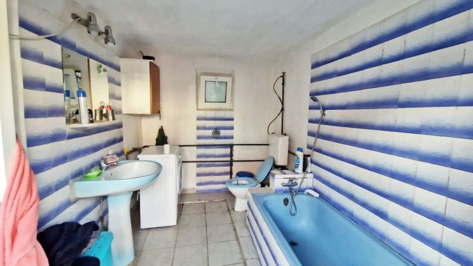 Vanzare casa cu teren 1800 mp, Pitesti str Bananai, la intrare - Poză 10