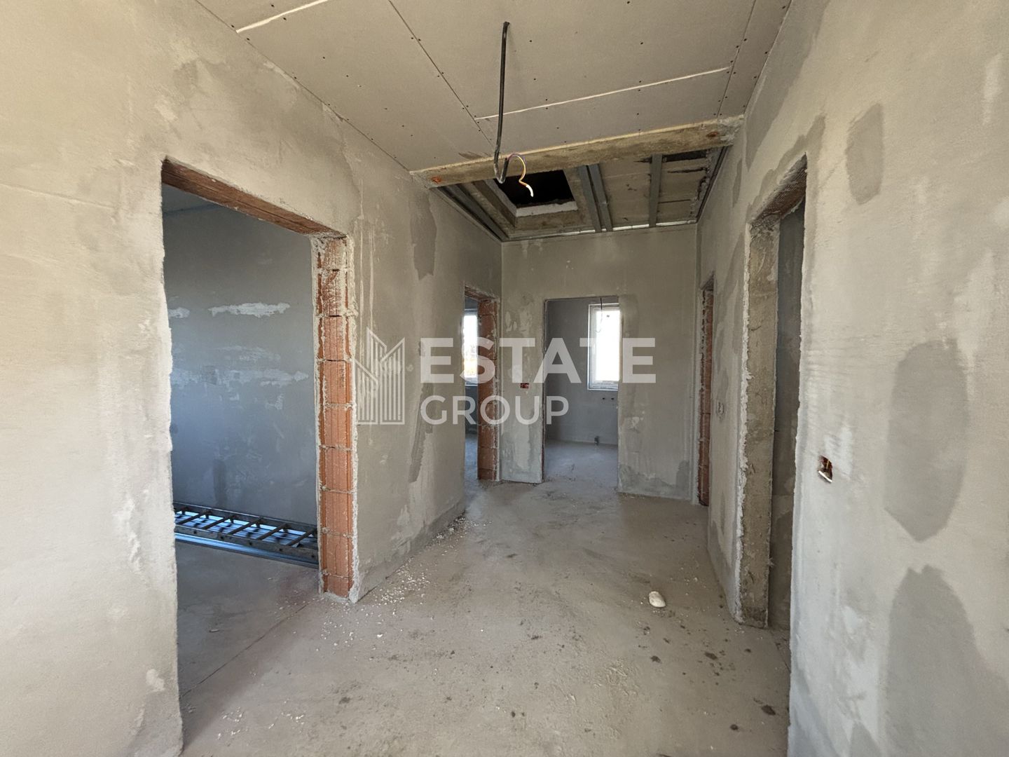 Casa individuala cu 4 camere in Mosnita Noua zona Castel - Poză 11