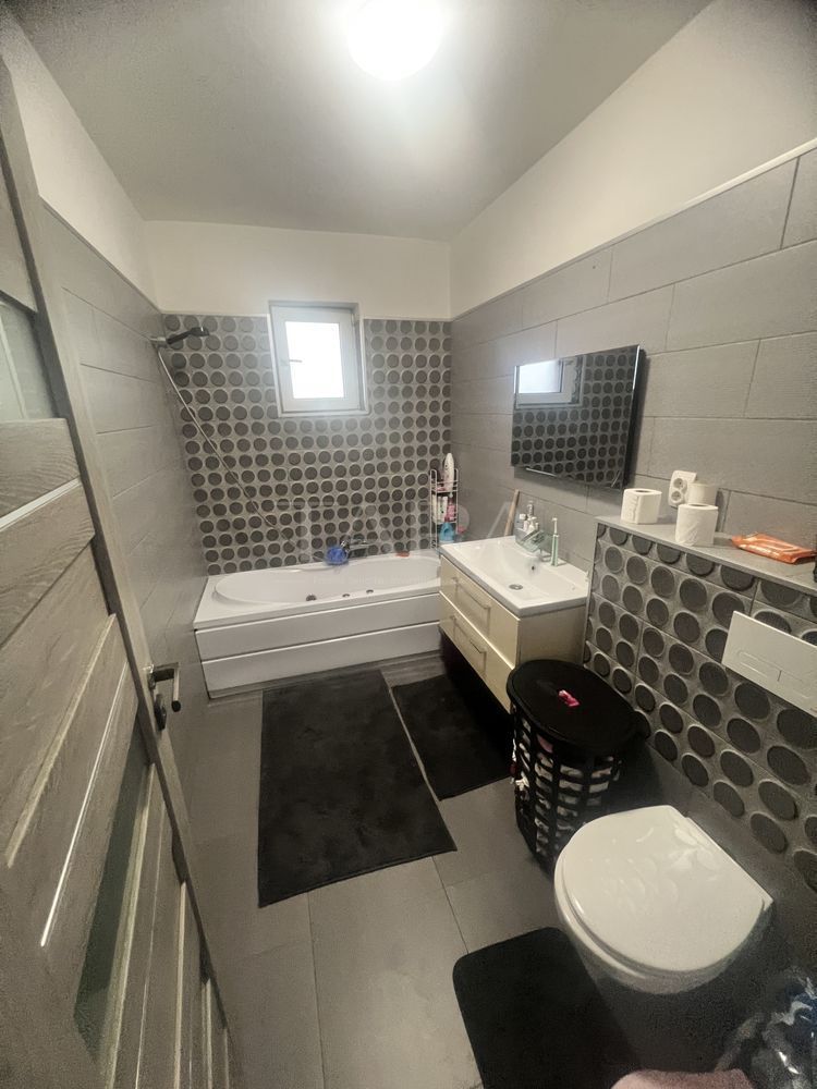 Vând apartament cu 2 camere în Florești, zona Florilor. - Poză 8