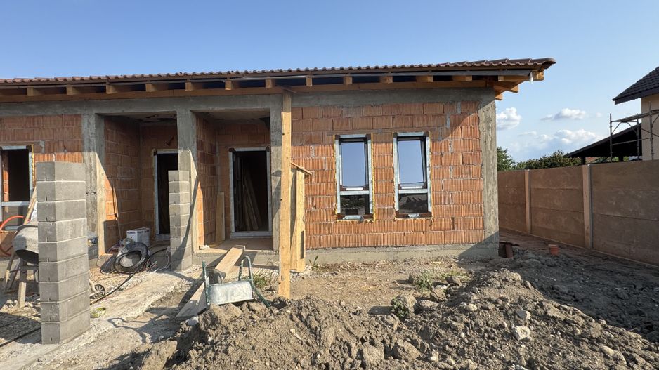 Sanmihaiu Roman,1/2 Duplex , Parter, 3 camere,o baie ,Terasa Acoperita - Poză 1