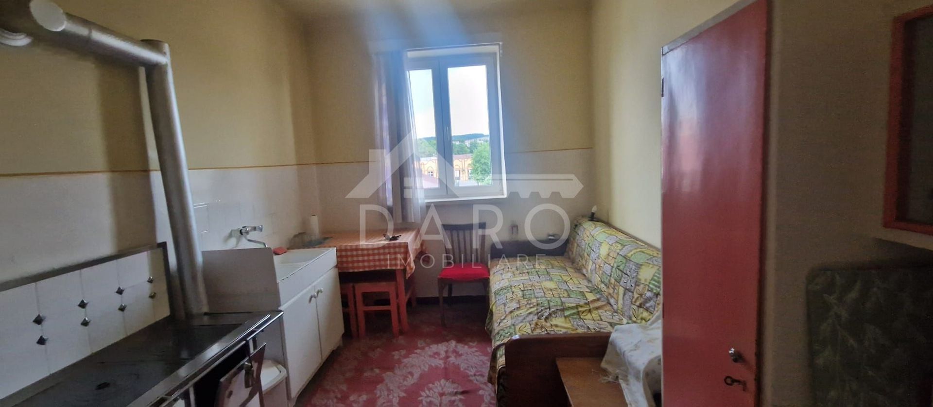Vând apartament cu o camera in zona semicentrala a orasului - Poză 2