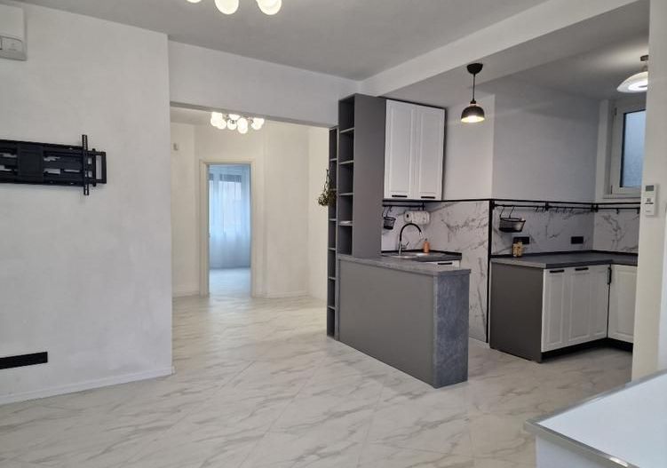 Apartament 5 camere (Parter+Demisol) | Piata Romana | Prima inchiriere - Poză 2