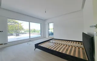 Casa cu piscina interioara si priveliste catre Cetatea Cisnadioarei - Poză 22