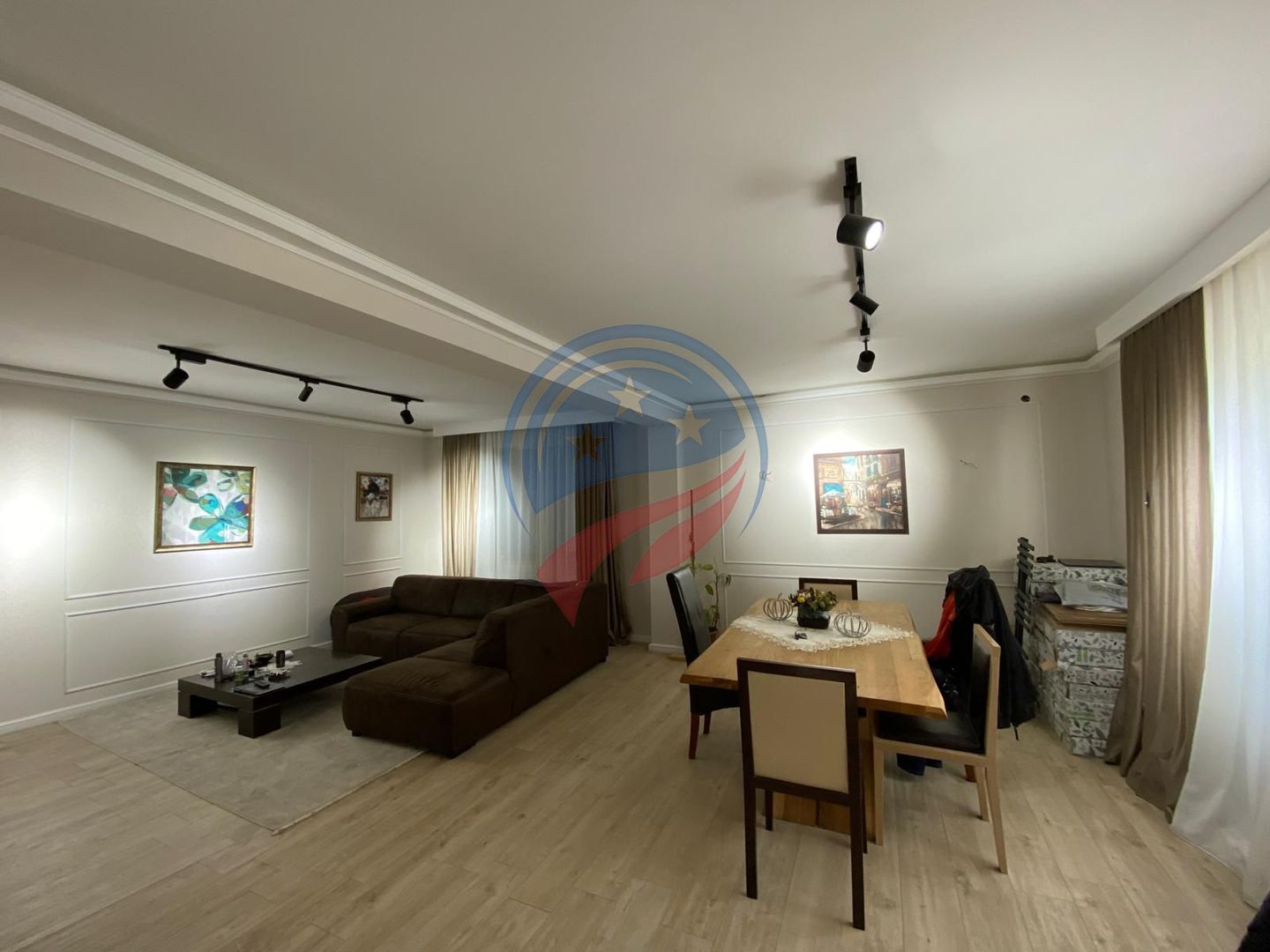 VILA MODERNA  ZONA CENTRALA 380 m TEREN - Poză 1