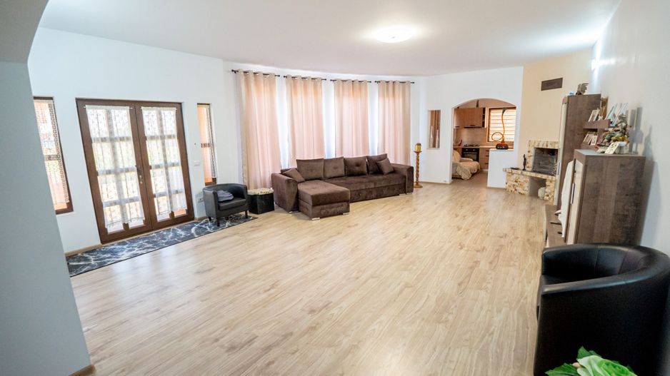 Casă de vânzare Furceni – 7 camere, teren 8.000 m - Poză 2