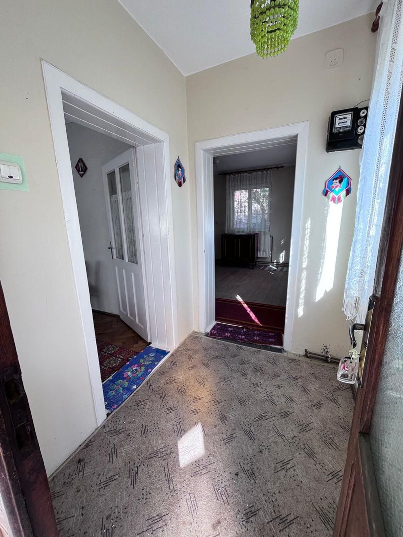 Casa de vanzare cu 3 camere, zona Schit - Poză 2