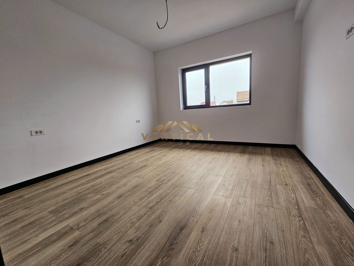 Casa 4 camere | 3 bai | centrul comunei Berceni - Poză 12