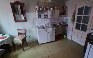 Casă cu teren de 1.000 m² – utilități complete, ideală pentru renovare - Poză 3