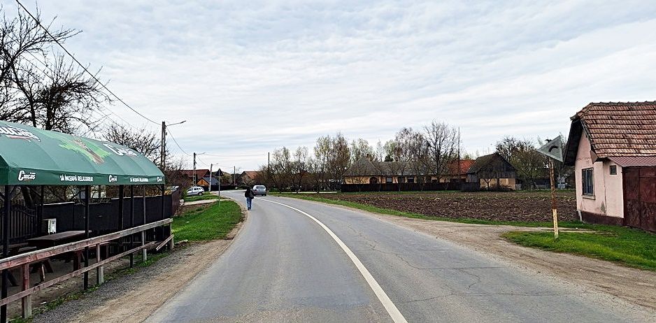 Teren intravilan pentru case in centrul Podu Oltului de 5600mp, 28 euro/mp - Poză 2