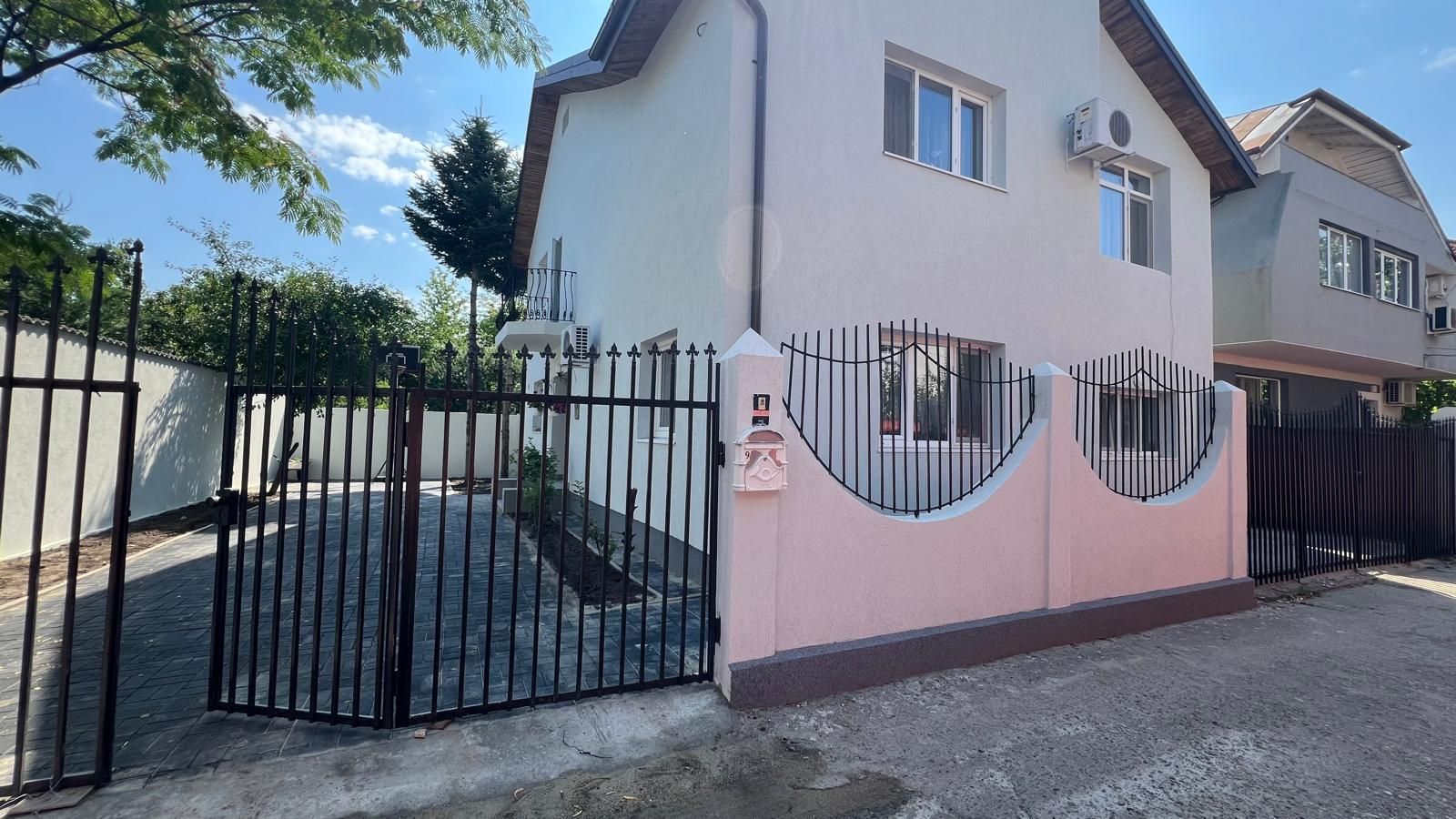 Casă P+1 – 4 dormitoare, curte modernă, dormitor la parter - Poză 1