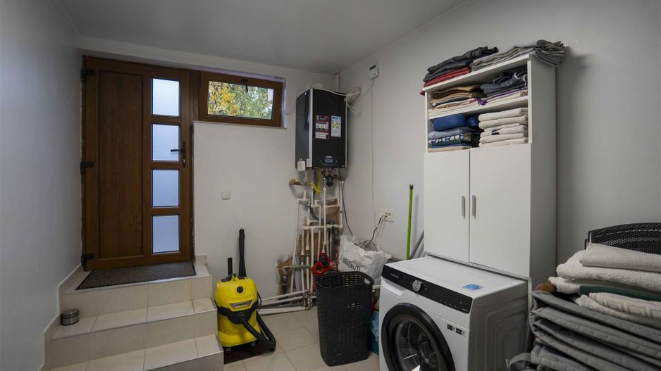 Baza de tenis si constructie moderna - Poză 16