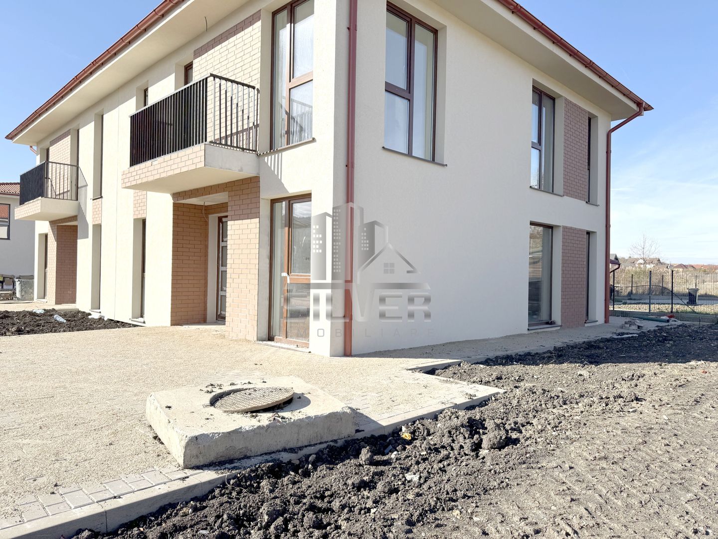 Casa cuplata in zona accesibila cu CF. - Poză 1