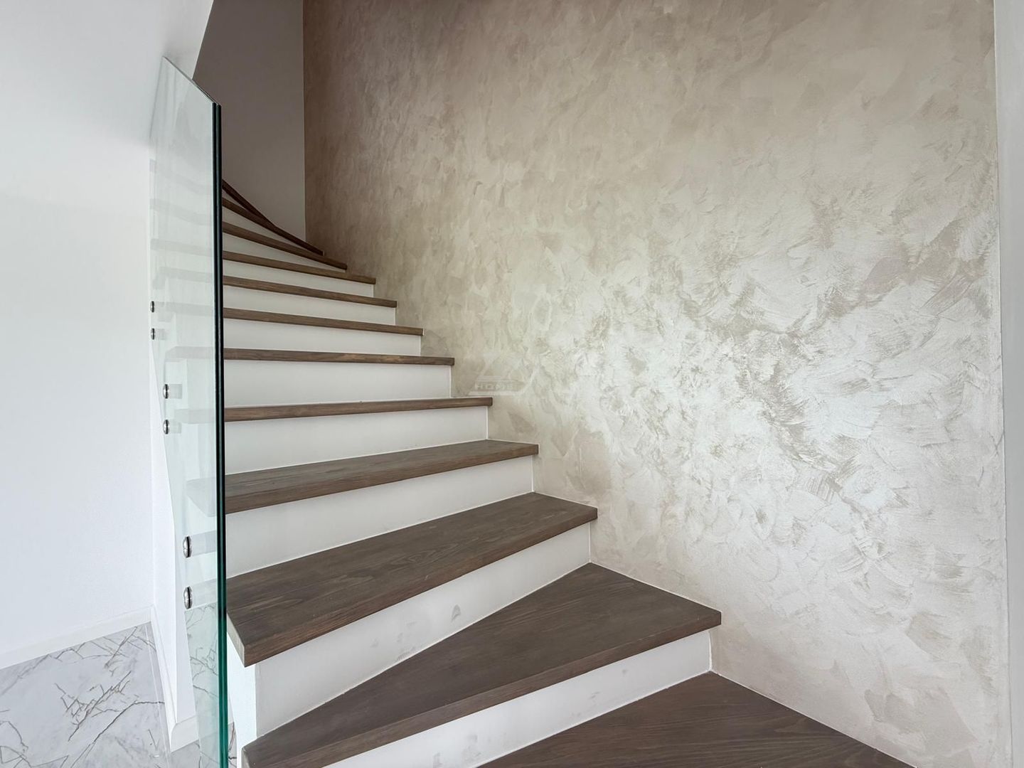 Duplex finalizat despartit prin camera tehnica. 3 dormitoare. 2 balcoane. - Poză 8