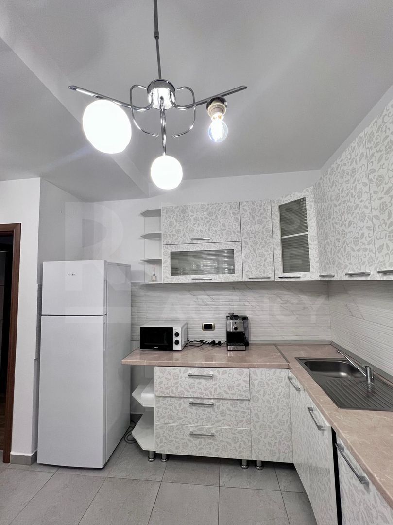 Apartament cu 3 camere – 13 Decembrie, Coresi la 5 minute pe jos. - Poză 3