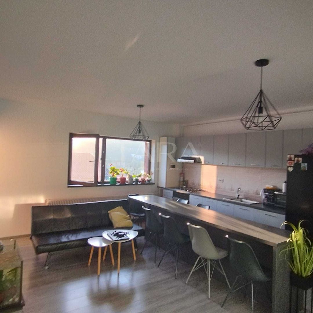 Vanzare apartament pe 2 nivele, orientare Sudica. - Poză 1