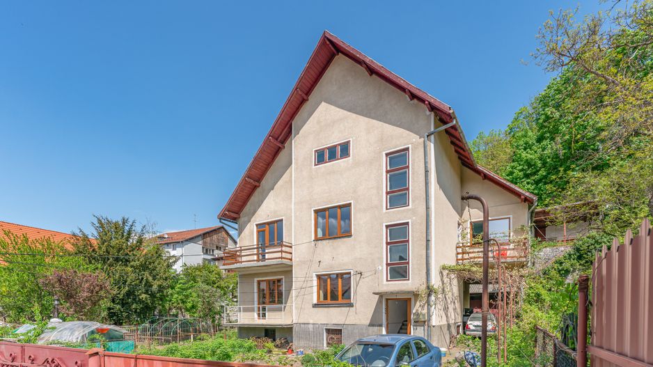 Casa individuala cu 9 camere in Brasovul Vechi. - Poză 1