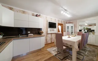 Eleganță și confort pe 500 mp de teren - Vilă în Ștefănești - Poză 25