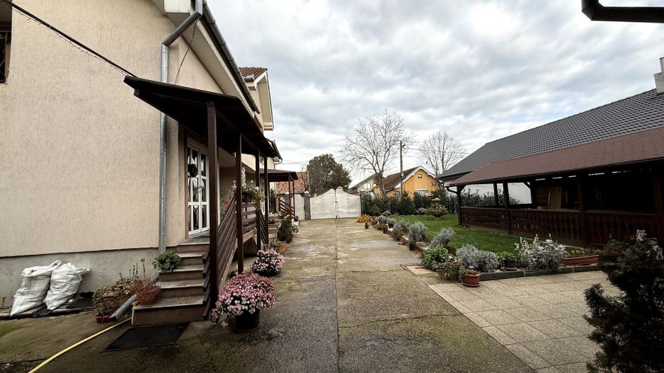 Proprietate impresionanta de vanzare cu mult teren in Santandrei - Poză 9