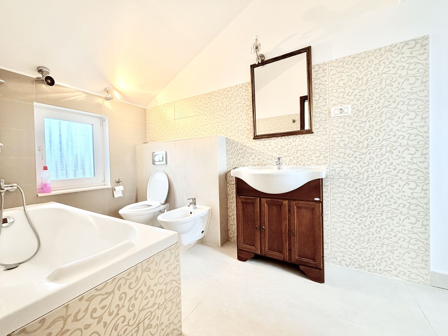 Casă de închiriat la liziera pădurii - Dumbrăvița - Poză 17