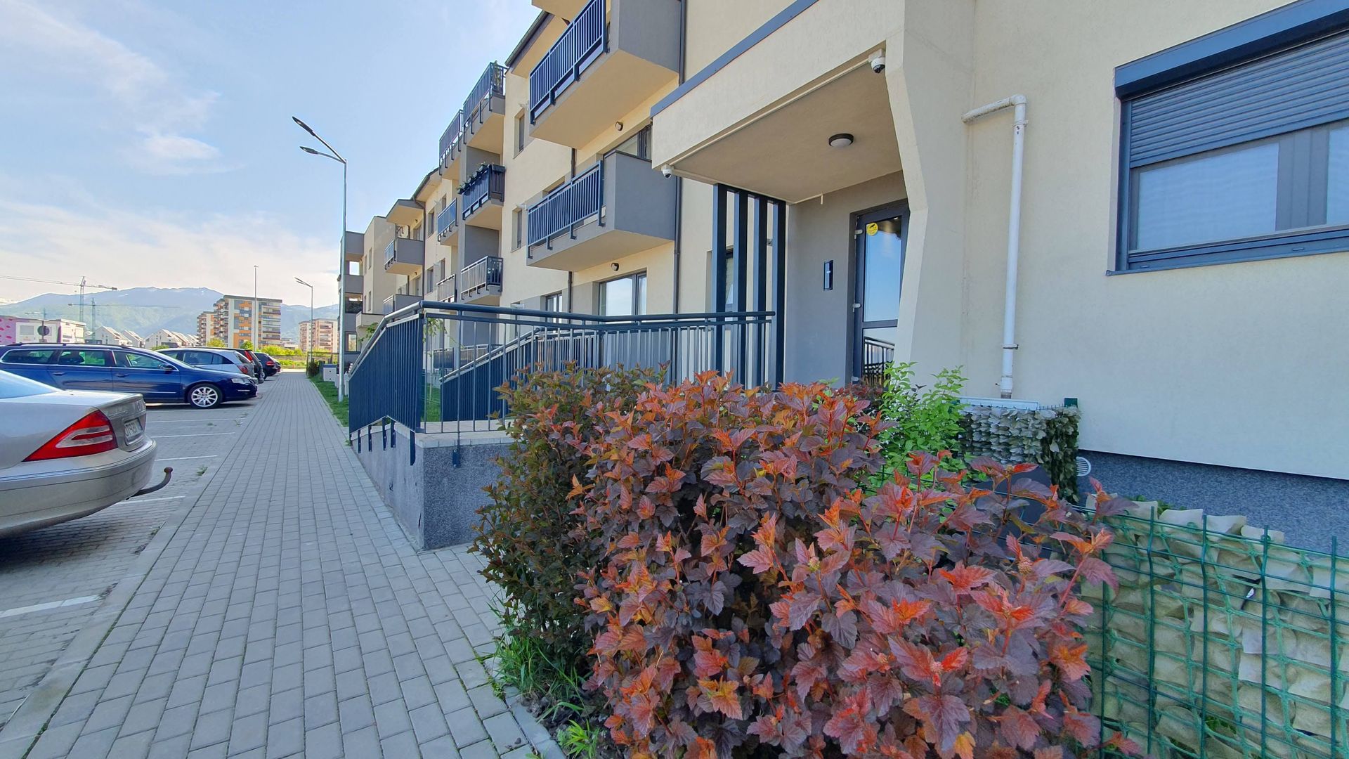 Bloc nou, Tractorul apartament mobilat la parter cu balcon si parcare - Poză 1